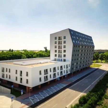New Apartment 5 Minutes By Walk From The Airport With Free Garage Parking Pressburg Exterior foto