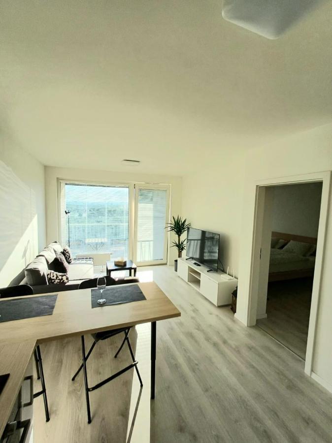 New Apartment 5 Minutes By Walk From The Airport With Free Garage Parking Pressburg Exterior foto