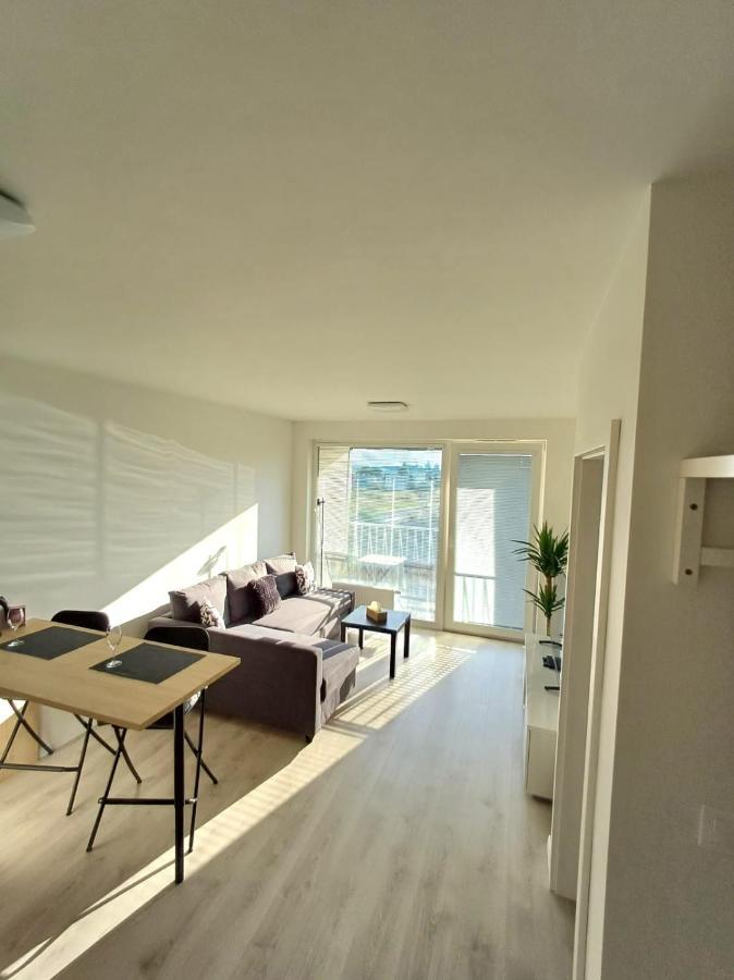 New Apartment 5 Minutes By Walk From The Airport With Free Garage Parking Pressburg Exterior foto