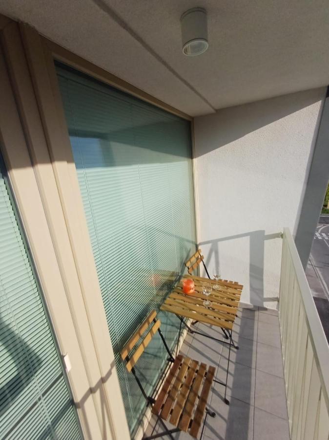 New Apartment 5 Minutes By Walk From The Airport With Free Garage Parking Pressburg Exterior foto