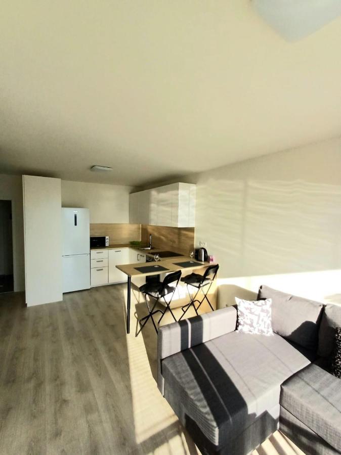 New Apartment 5 Minutes By Walk From The Airport With Free Garage Parking Pressburg Exterior foto
