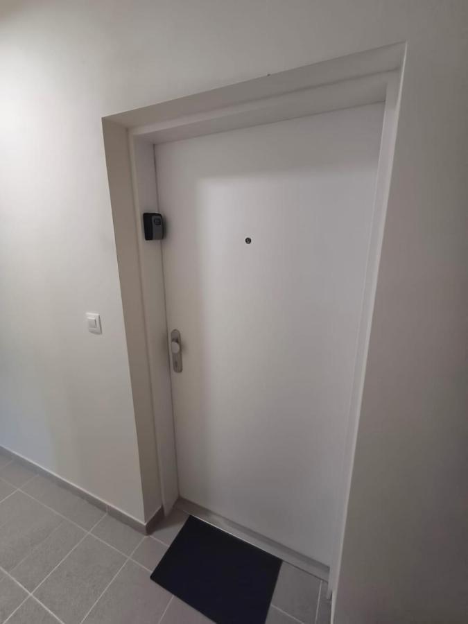 New Apartment 5 Minutes By Walk From The Airport With Free Garage Parking Pressburg Exterior foto