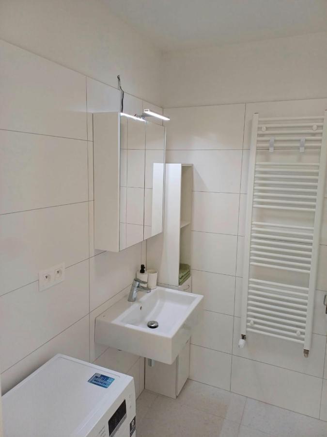 New Apartment 5 Minutes By Walk From The Airport With Free Garage Parking Pressburg Exterior foto