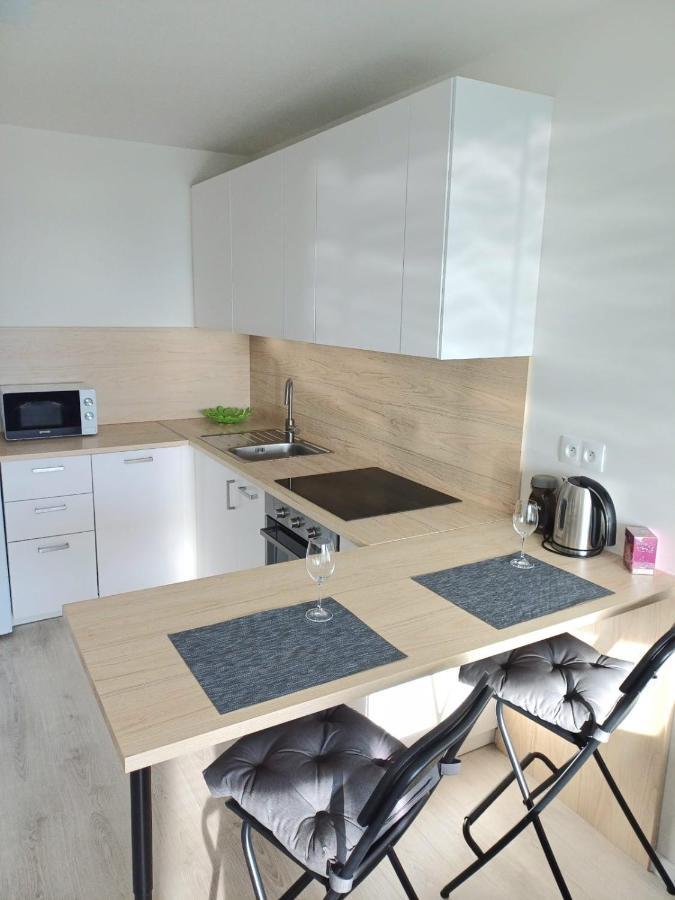 New Apartment 5 Minutes By Walk From The Airport With Free Garage Parking Pressburg Exterior foto