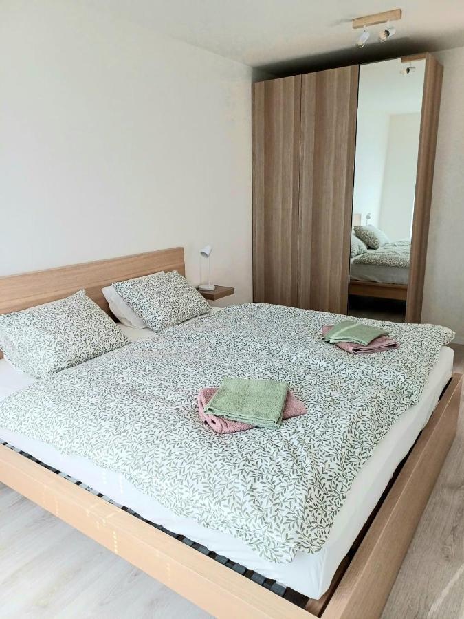 New Apartment 5 Minutes By Walk From The Airport With Free Garage Parking Pressburg Exterior foto