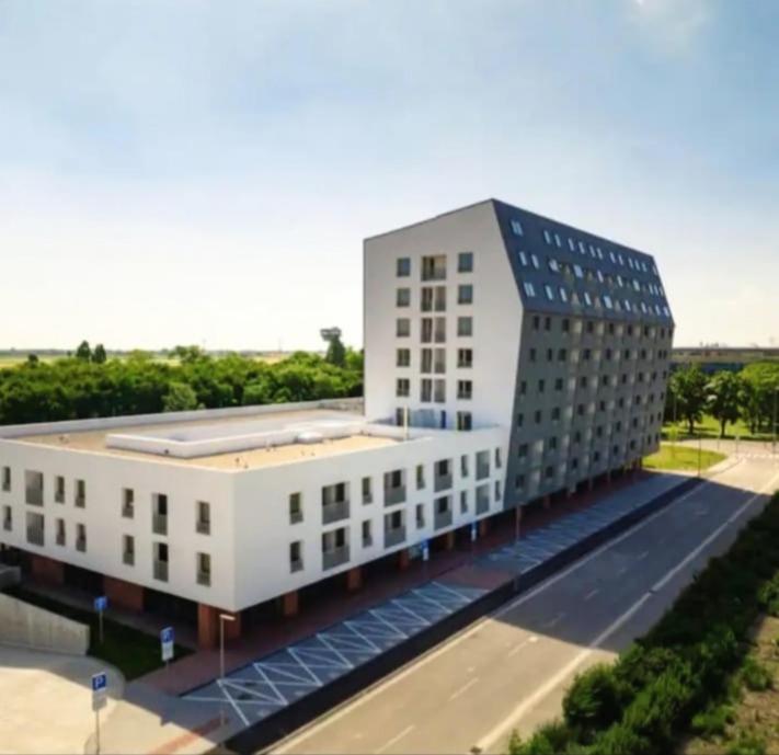 New Apartment 5 Minutes By Walk From The Airport With Free Garage Parking Pressburg Exterior foto