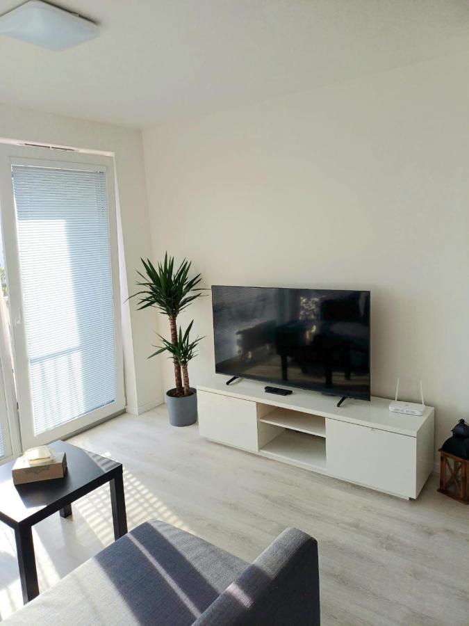 New Apartment 5 Minutes By Walk From The Airport With Free Garage Parking Pressburg Exterior foto
